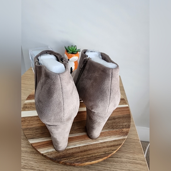 * FINAL PRICE* Size 10W Delicious Karila -S Suede Booties - Picture 3 of 6